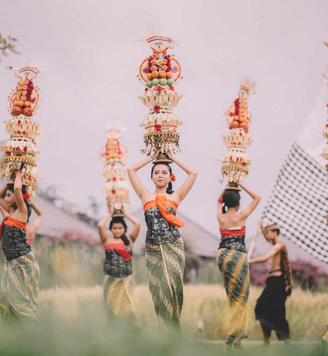 Viajes a Bali: balinesas con ofrendas
