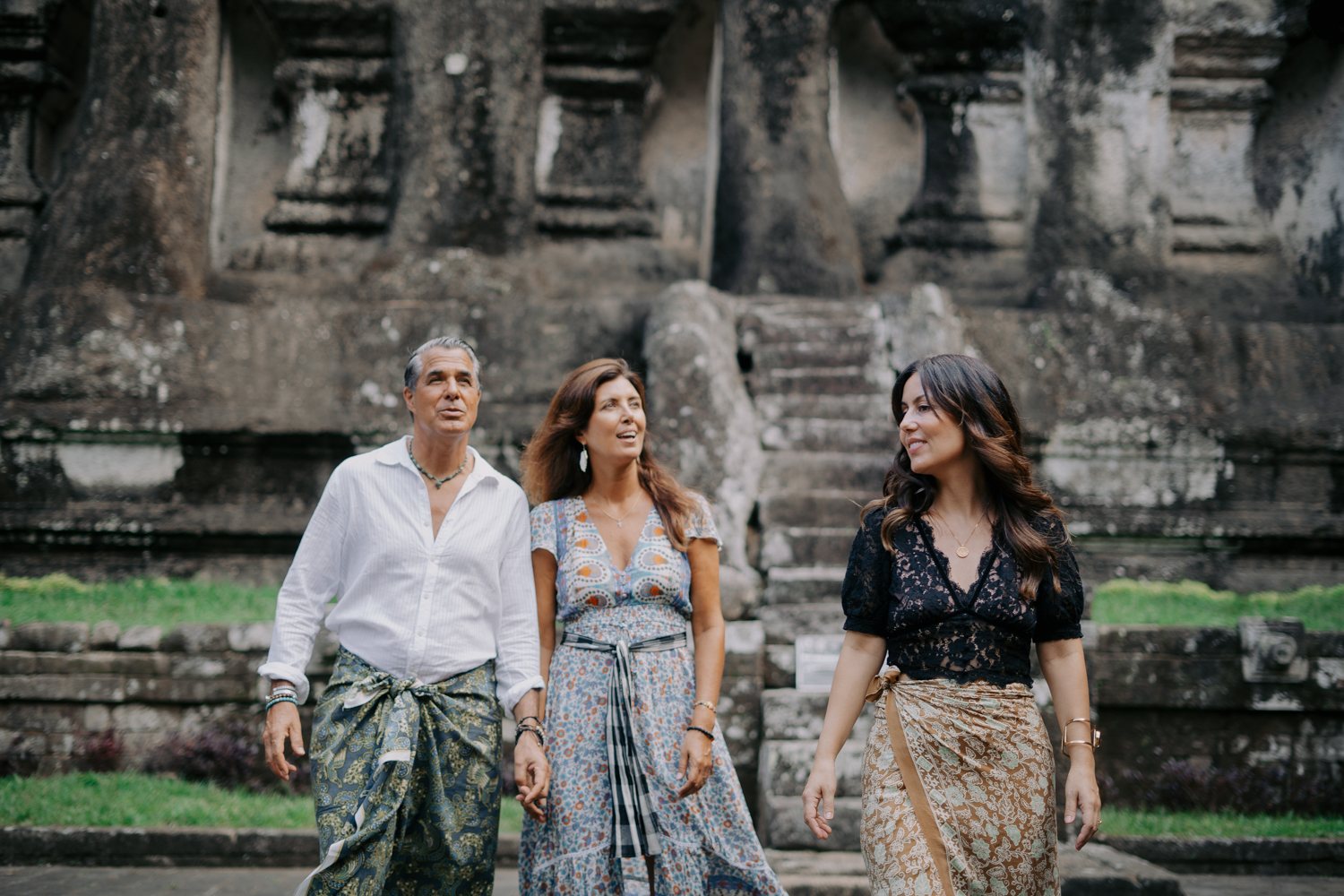 El equipo de Auténtico Bali caminando hacia un templo balinés
