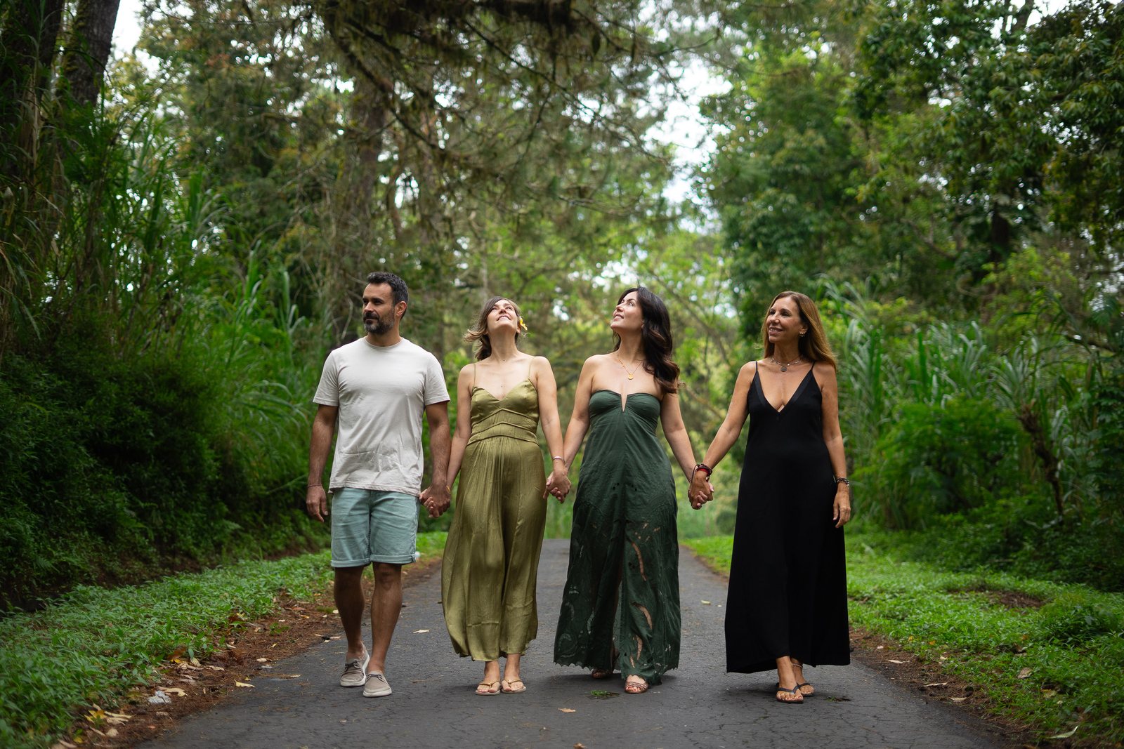 El grupo caminando entre la selva de Bali