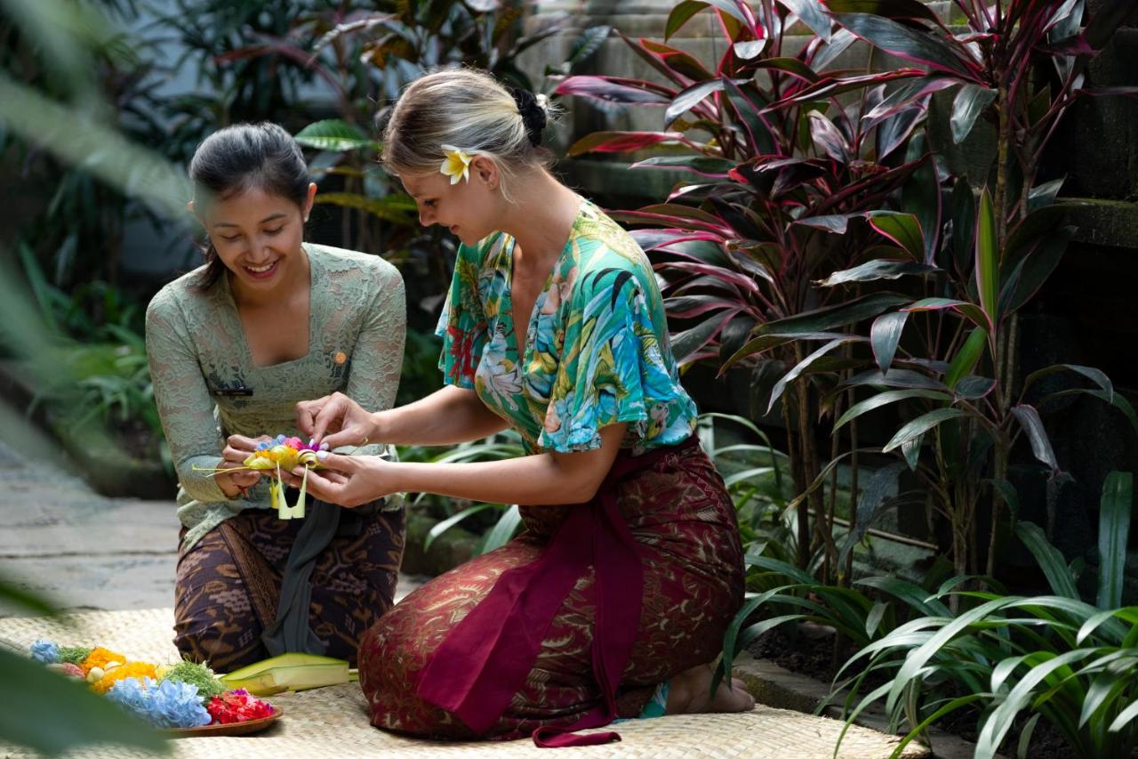 Clase de ofrendas balinesas en el jardín
