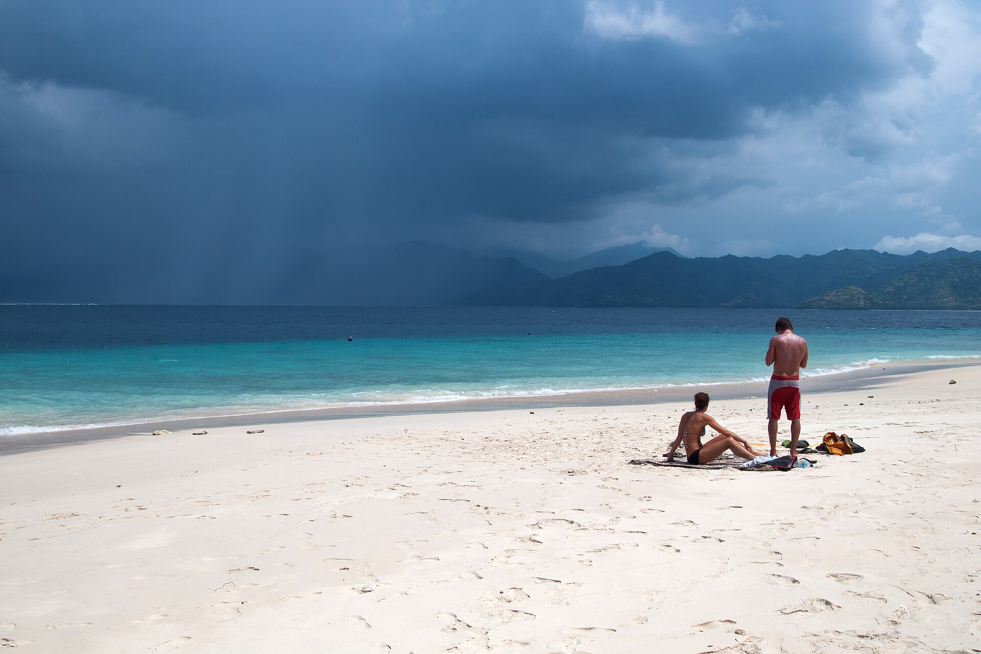 Pareja en la playa de Gili Meno