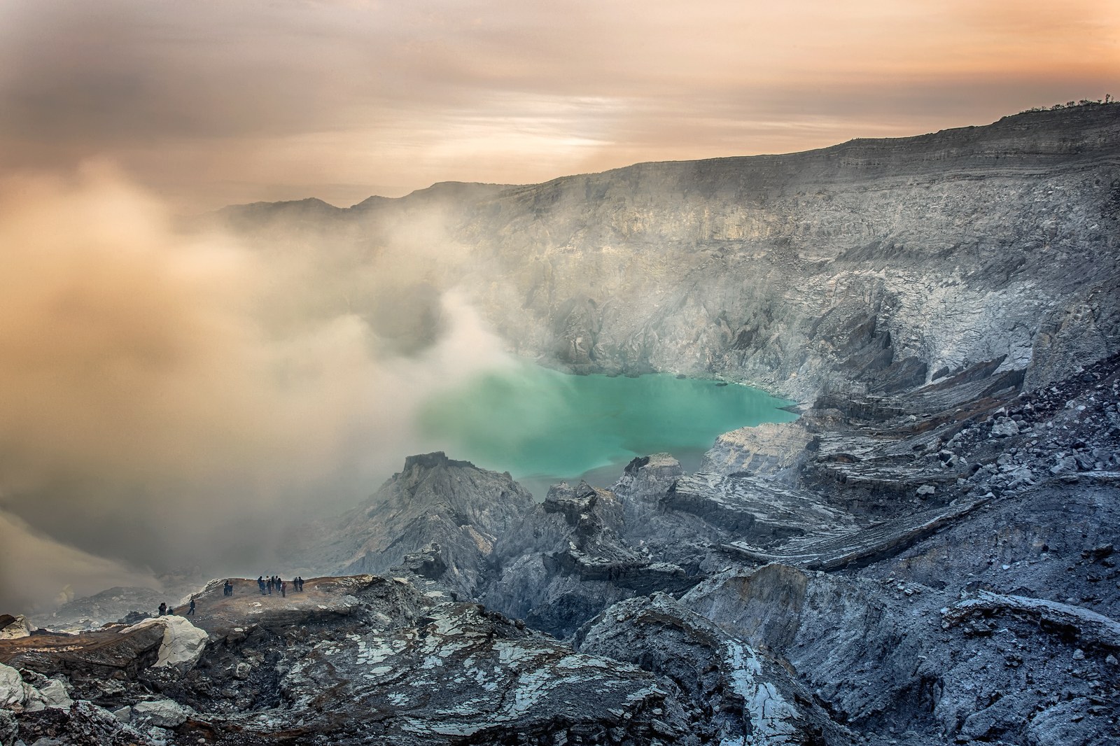 El cráter del Ijen y su lago turquesa al amanecer