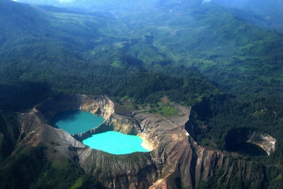 El volcán Kelimutu y sus lagos de colores