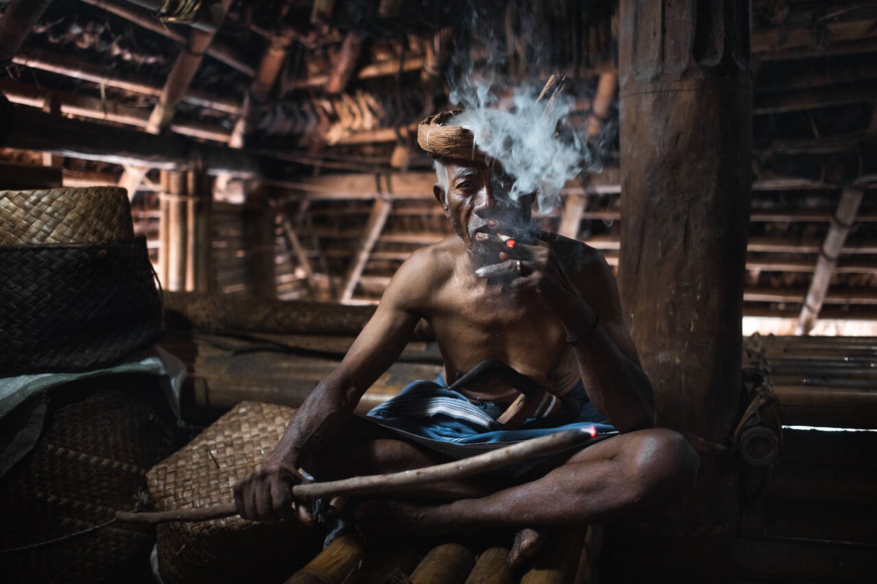 Anciano sumbanés en su kampung