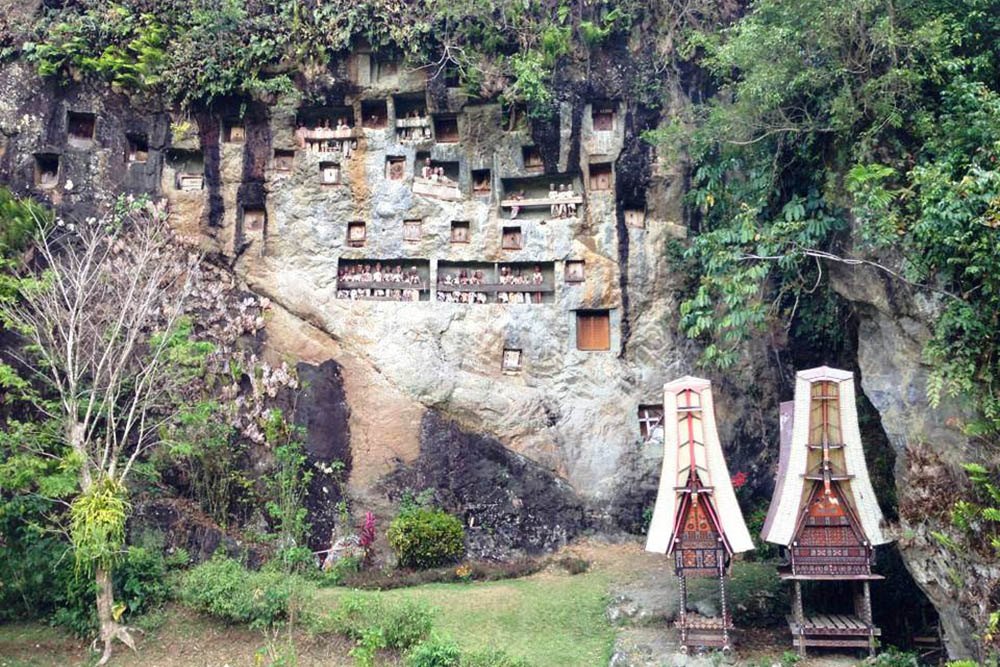 Tumbas colgadas del risco en Tana Toraja