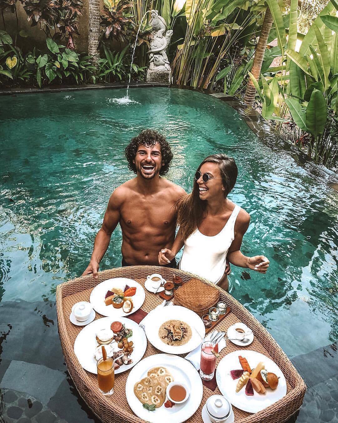 Pareja con desayuno flotante en la piscina