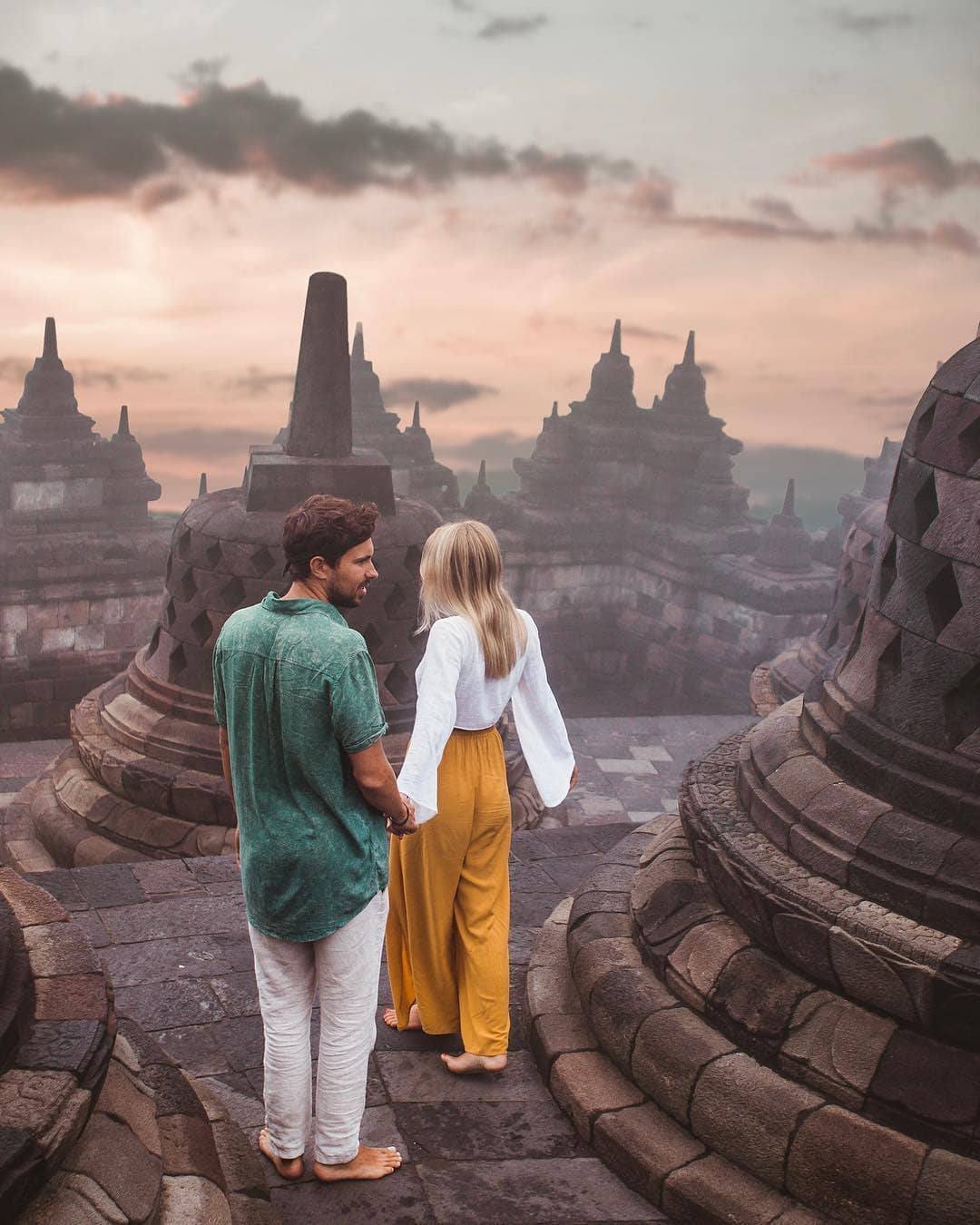 Los novios de la mano en Borobudur