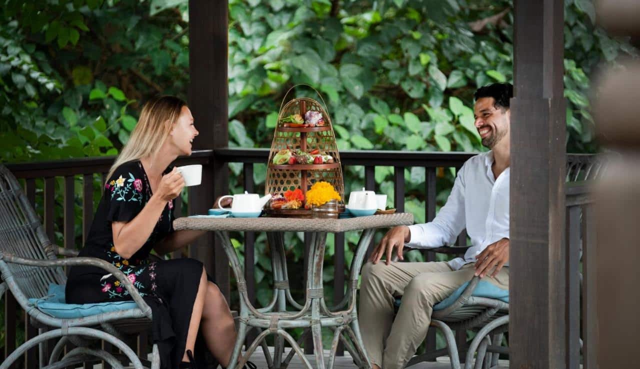 Desayuno de la pareja en la terraza