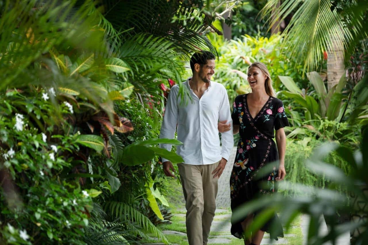 Pareja paseando entre el verde de Bali