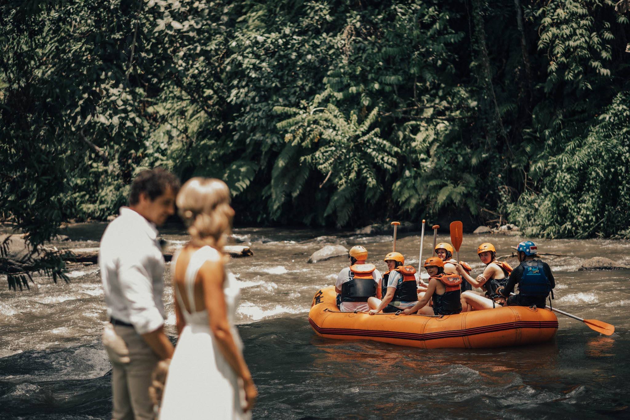 La pareja en el rafting del río Ayung