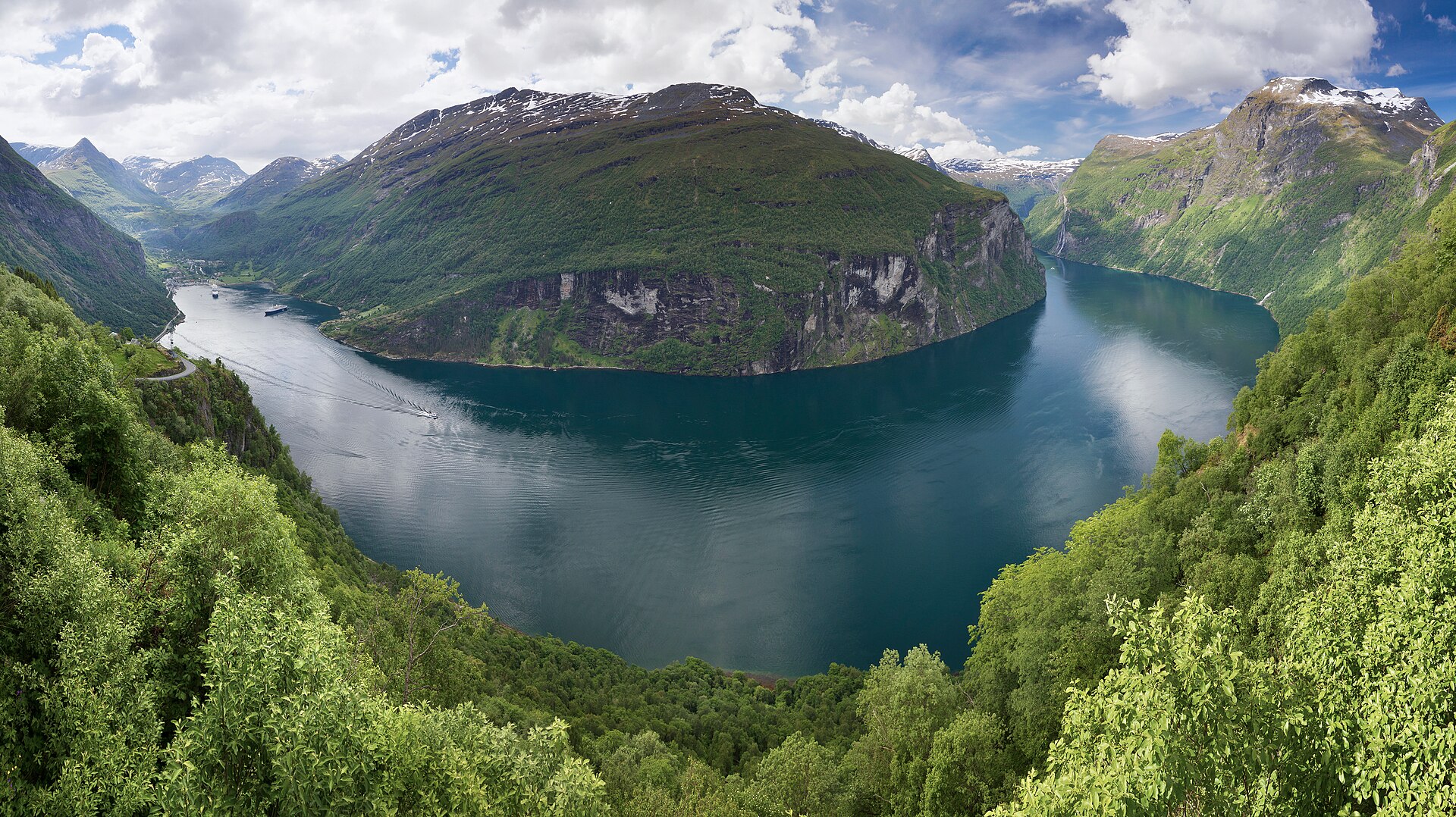Vista aérea del fiordo de Geiranger entre montañas verdes, Noruega