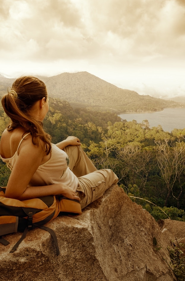 Viajera contemplando un lago tras un trekking en Bali