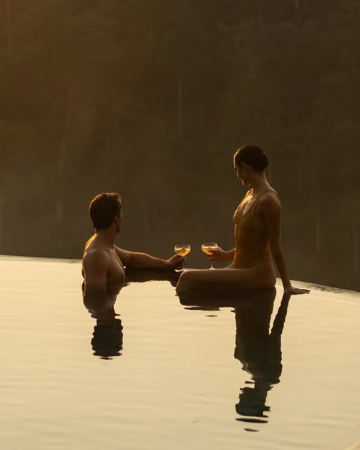 Luna de miel Bali y Lombok: pareja al atardecer en la piscina